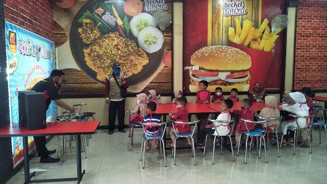 Chaf Cilik Binaan YASIN Grup 3 (Balita) dan Santri TPQ Berkerjasama dengan Roket Chiken