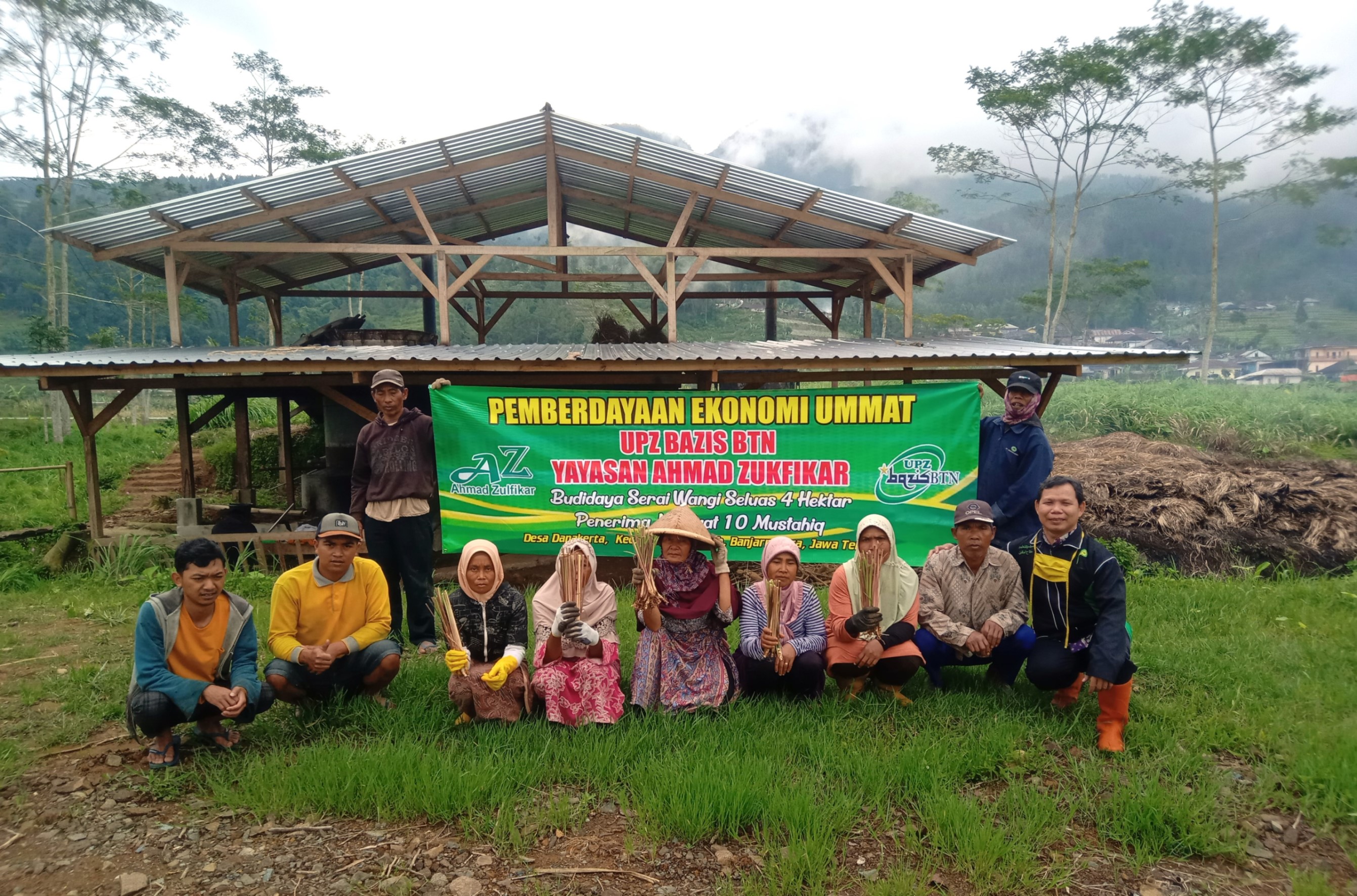 PEMBERDAYAAN EKONOMI DHUAFA (upaya menjadikan mustahiq menjadi muzakki melalui budidaya sereh wangi)