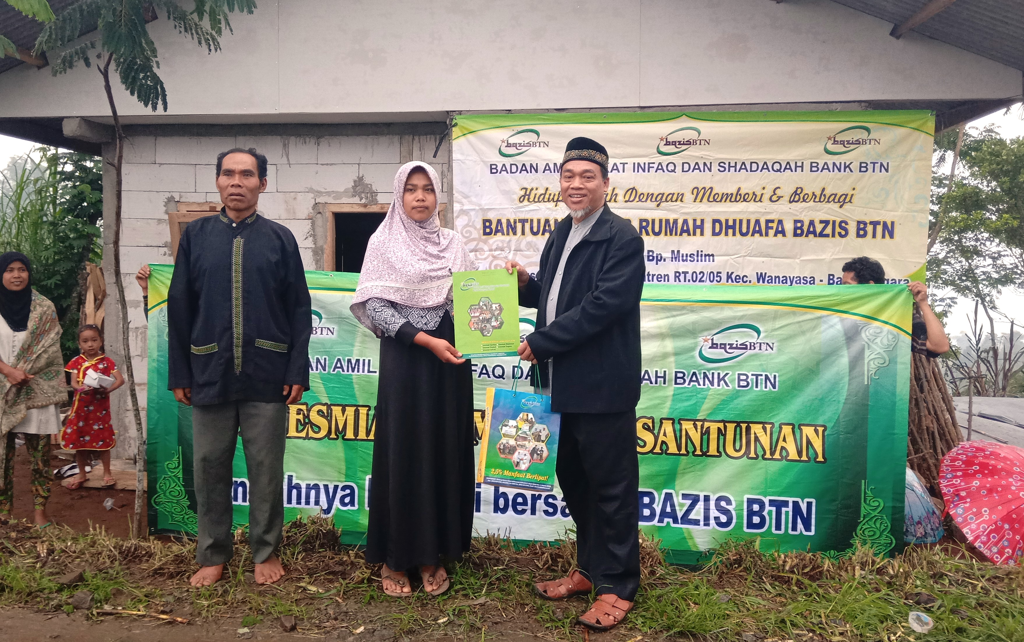 PENYERAHAN RUMAH UNTUK DHUAFA
