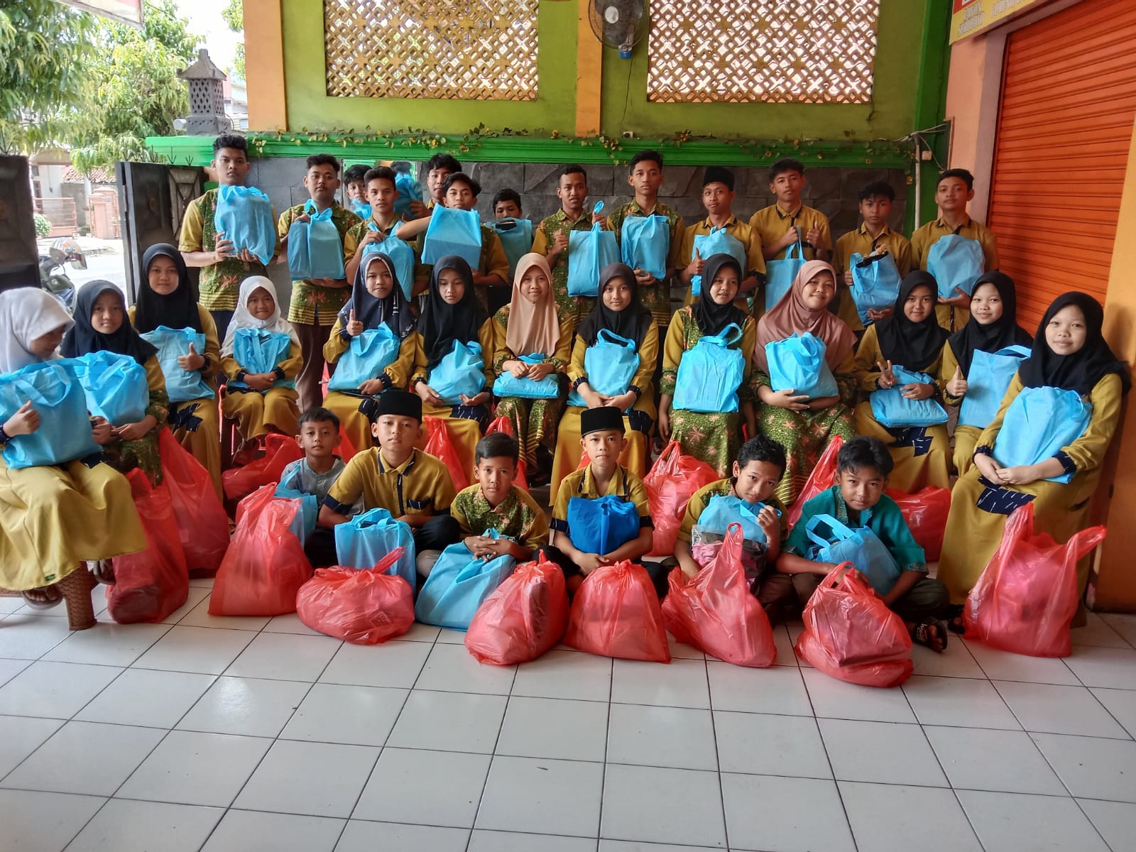 Pembagian Paket Lebaran